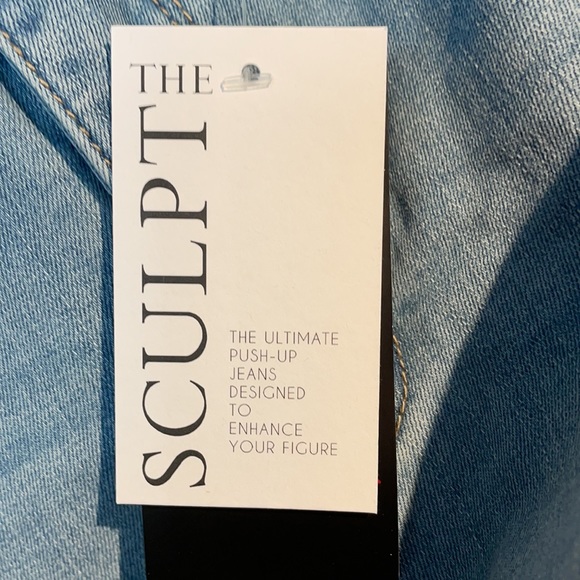 NWT****WOMENS SCULPT LIGHT WASH W/RIP DETAIL - Picture 2 of 9